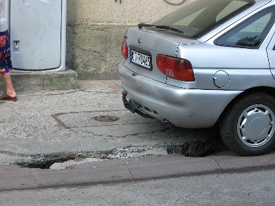 Z tego co pamiêtam, to miejsce zapada³o siê ju¿ kilka razy... zasypywanie piaskiem jak widaæ nie jest najlepszym pomys³em, a tak siê robi z wiêkszo¶ci± dziur w mie¶cie.