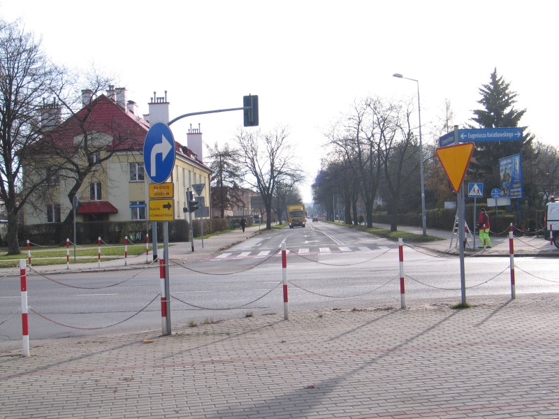 Ustąp, ale tylko dla autobusów tylko czemu tak daleko wysunięty i nie bardzo widoczny dla wyjeżdżajacych (nie widać tego na tym zdjęciu).