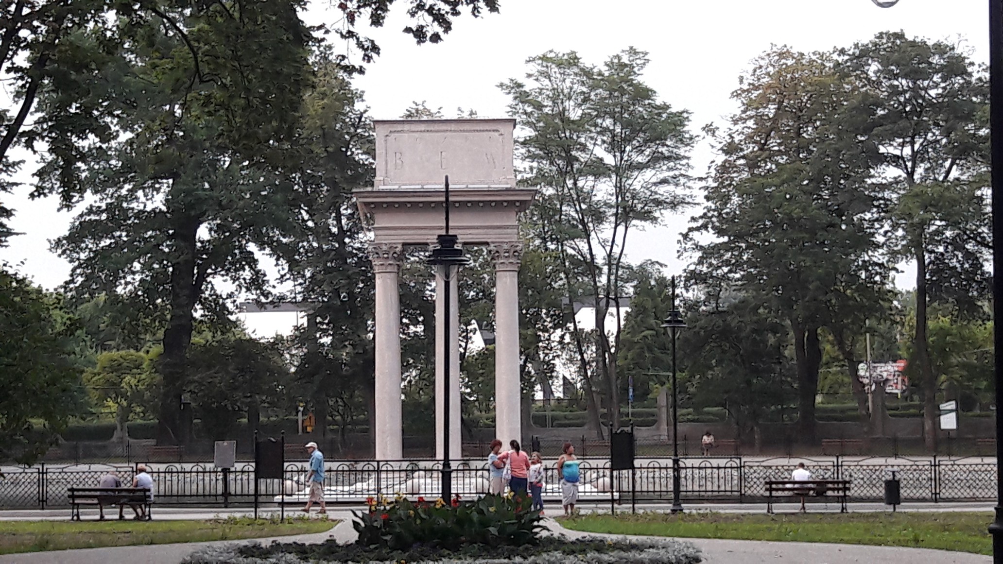 I największy hit. Centralnie na środku widoku na mauzoleum postawiono lampę.